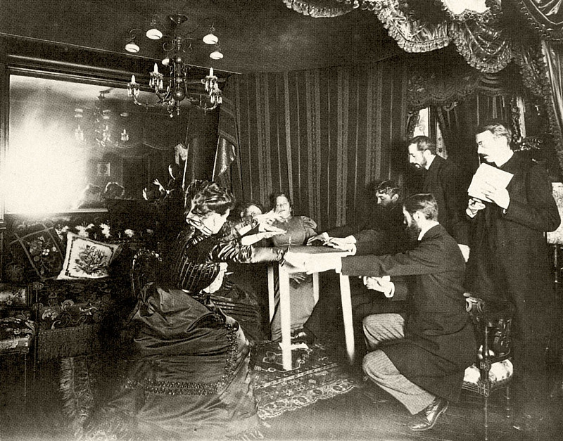 Левитация стола во&nbsp;время спиритического сеанса, проводимого медиумом Евсапией Палладино. Париж, 1898&nbsp;год&nbsp;Wikimedia Commons